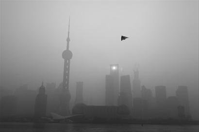这是昨日在上海外滩拍摄的受区域雾霾影响的浦