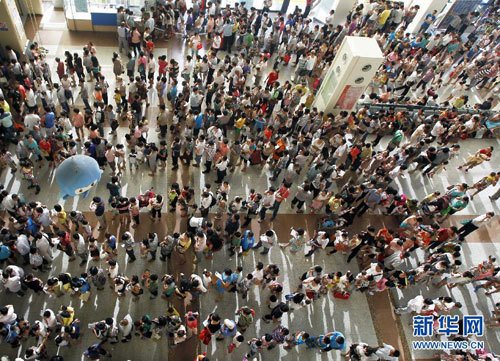 儿科门诊排队堪比世博.新华网图片