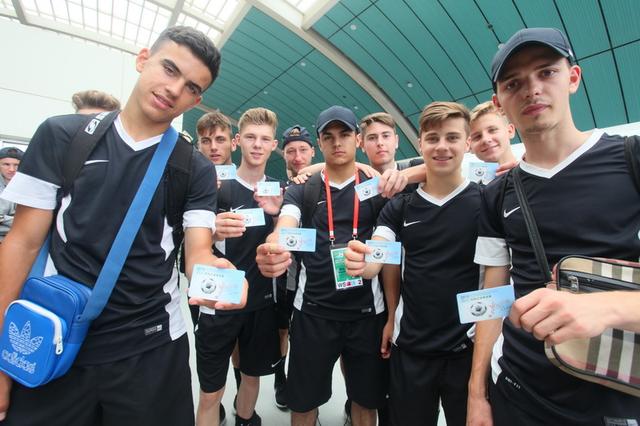 侨领、志愿者赴机场送别外国球员