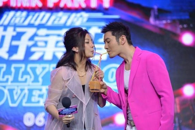 赵薇谈与黄晓明吻戏:亲5、60遍 了却他的心愿_大申网_腾讯网