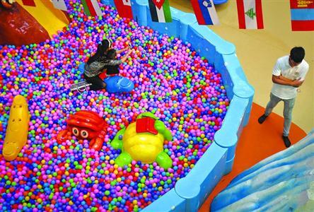 室内儿童游乐场卫生堪忧:玩耍踩到尿