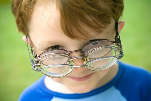 儿童近视防控 OK镜有效但安全性不容忽视