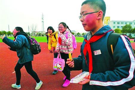 小学生写6千字论文 把教育总结为填鸭式