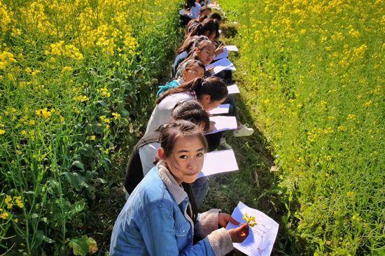 支教老师教山里孩子写诗:“没有光亮,人生就会往下掉”