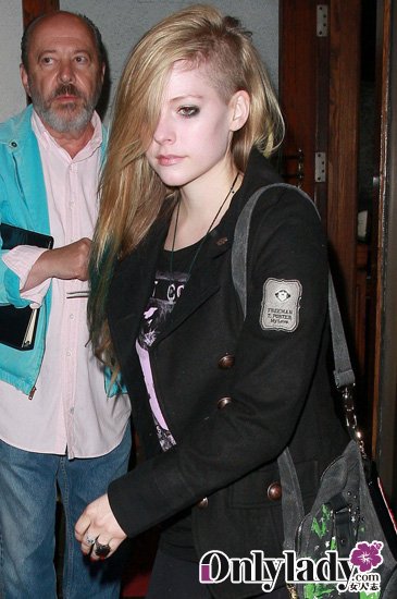 朋克女孩回归 艾薇儿个性发型_大申网_腾讯网