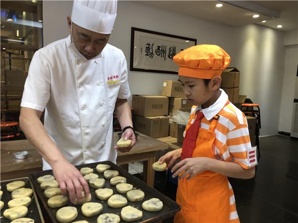 "孩子们这么有兴趣,跟着老师傅制作月饼有模有样