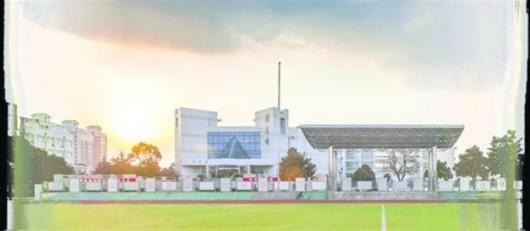 亲爱的同学们,努力做一名自立、自律、自强的人。开学典礼上,宝山区罗店二中校长贾兴文给61个孩子上了开学第一课,这是罗店二中创校后的第一个学期。作为宝山罗店大居的第一所初中,这所学校解决了周边居民孩子的就近入学。 新学期,本市新办中小幼学校61所,有56所位于城郊结合地区和郊区集镇,占新增学校总量的91.