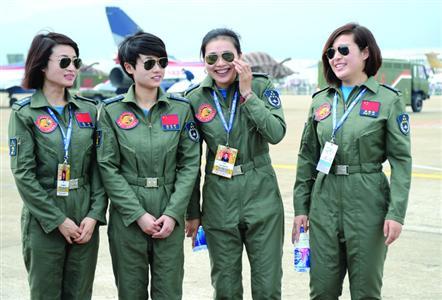 中国空军"八一"飞行表演队的女飞行员"蓝天四姐妹/新华社□综合