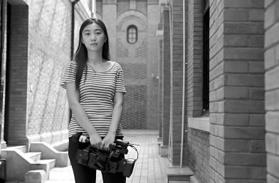 90后女生朱佳静爱用镜头记录城市的变迁。青年报记者 施培琦 摄