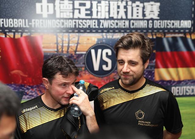 中德音乐家比拼脚下功夫 交响梦之队友谊赛举