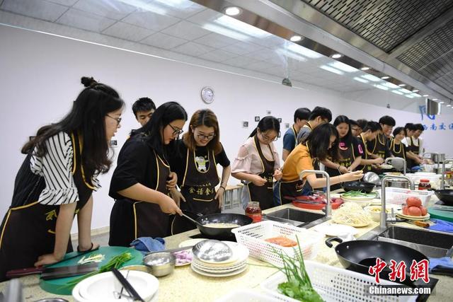 高校开设"美食课 学生吃着火锅就能修学分