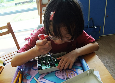 家长吐槽寒假作业:爱文学的女儿被迫拆电器