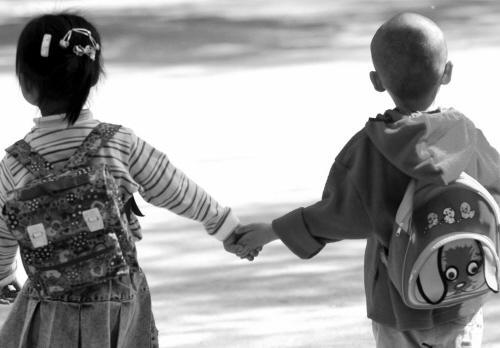 7岁小女孩管同桌男生叫老公 引发家人担心