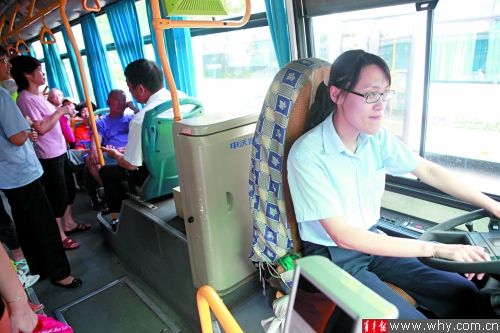 95路公交车司机彭孝黉,已经在沪上首位大学生公交司机 ;开车;一年多零