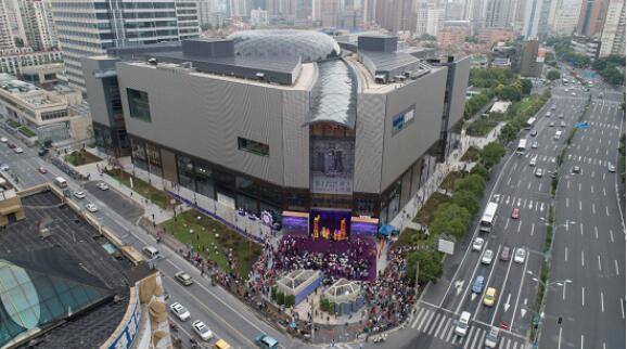 项目外景 LuOne位于黄浦区核心区域,地铁9、13号线马当路地铁站上盖,项目总建筑面积约14万平方米,其中商场涵盖地下2层至地上6层。 对标国际,打造世界级巨作,凯德携手建筑大师摩西萨夫迪,秉承匠人之心,打造了沪上全新颜值地标。会发光、会唱歌的风铃幕墙、独具创意的环形穹顶天窗、10米高绚丽夺目的水景幕墙,LuOne创下上海购物中心的多项建筑设计先例,被业内誉为建筑效果图还原度最高的项目。 LuOne致力于打造现代都市生活Living Mall代表,项目定位中高端,吸引了众多品牌将首家、升级版、旗舰店