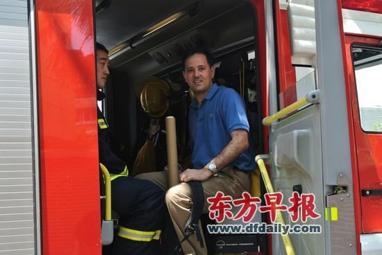 沪一公交车起火 同济外籍教授客串救援[图]