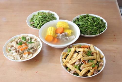 申城小升初学生暑假作业不轻松:学做四菜一汤