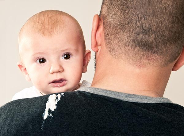 宝宝吐奶也可能是功能性呕吐