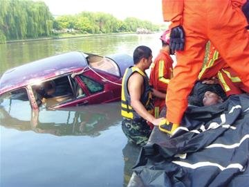 普陀区桃浦二村 一辆桑塔纳坠入河中司机溺亡