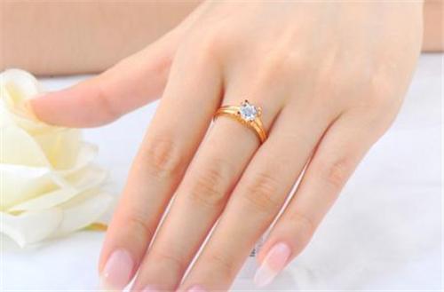 订婚戒指什么时候戴 订婚戒指戴哪个手指