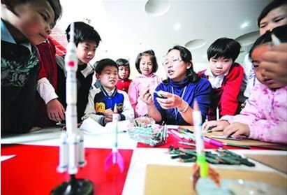 钱学森图书馆推航模公益课堂 学生动手学做航