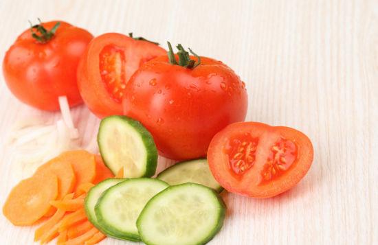 西红柿含有抗氧化物质番茄红素以及多种维生素,矿物质和有机酸等营养