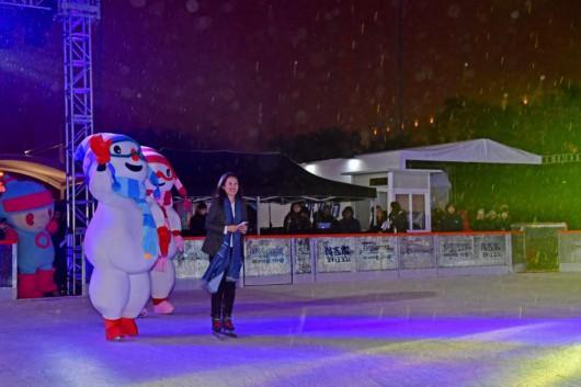 东方明珠脚下惊现上海首个户外真冰冰场