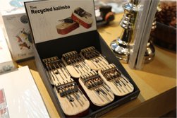 这是来自西班牙设计团队Londji的卡林巴拇指琴，又名手指钢琴，是极具非洲特色的乐器。传统卡林巴是在音板上覆盖一层薄薄的金属键，通常的材料是回收木材或葫芦。这个卡林巴拇指琴是用沙丁鱼罐头改造的。