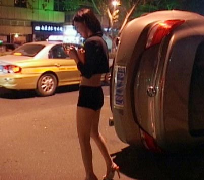 8月25日,江苏省南京市,侧翻的轿车旁,女司机似乎在联系他人.晨树/摄