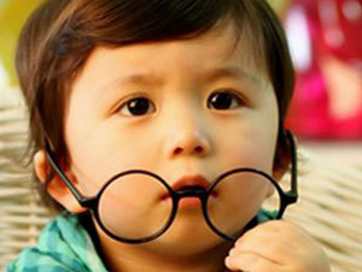 父母近视容易遗传给子女 儿童近视如何预防