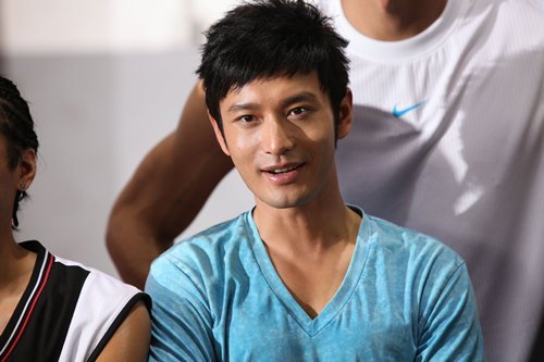 <em>黄晓明</em>《神奇》片场苦练肌肉 露点秀胸肌_大申