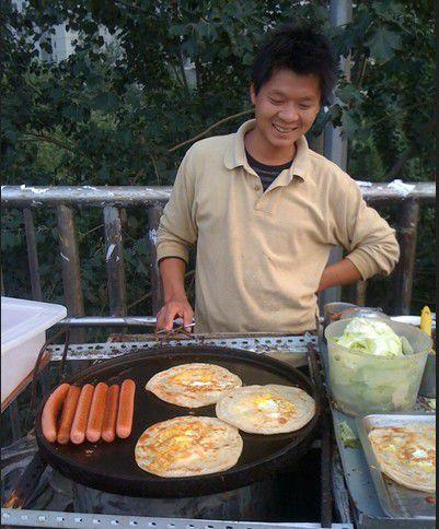 北京街头鸡蛋灌饼老板的一天:月入一万