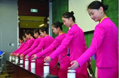 上海市航空服务学校学生在练习贵宾倒茶法