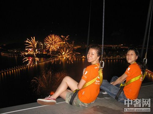 亲临澳门旅游塔 拥抱最绚丽烟花之夜