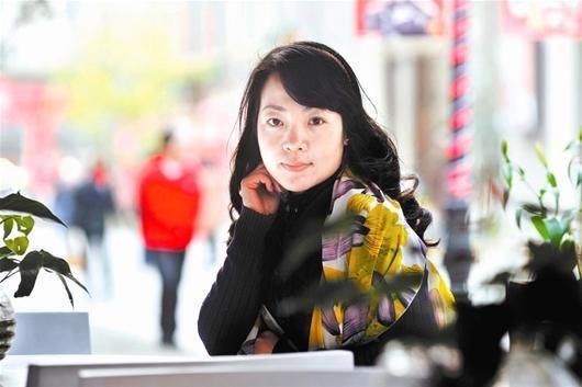 武汉美女白领练摊发现商机 卖百变丝巾年入百