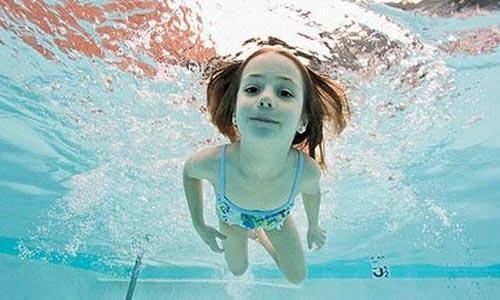 女性夏季游泳减肥的正确方法