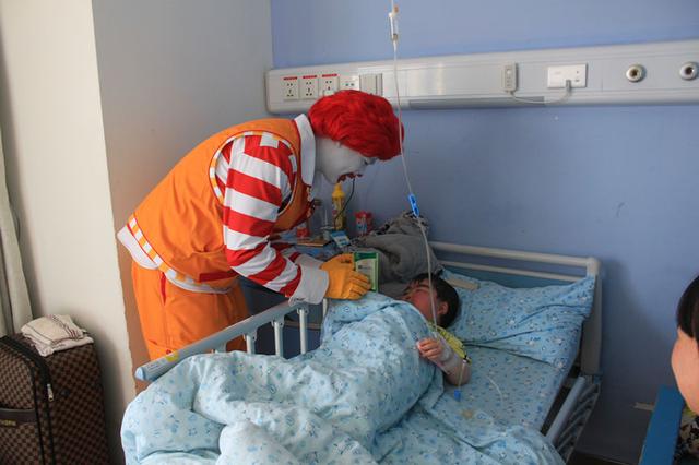 市儿童医院邀请麦当劳叔叔与患儿游戏互动迎新