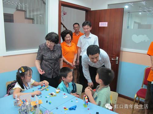 【虹口】领导调研爱心暑托班工作