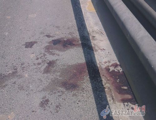 夫妻当街大动刀子 丈夫刺死妻子后用榔头自残