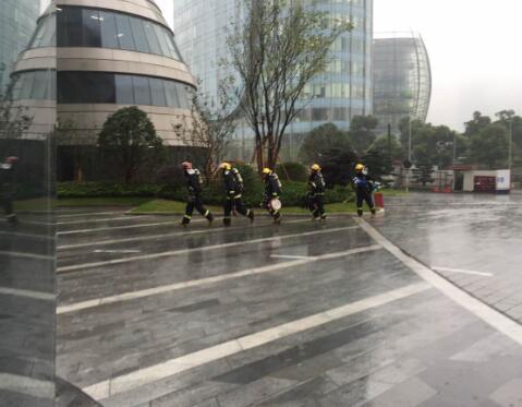 公安消防部队超高层建筑灭火救援实战演练在沪