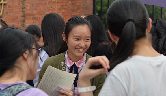 昨天同为考生今天轻松送考 上海女生一天考完