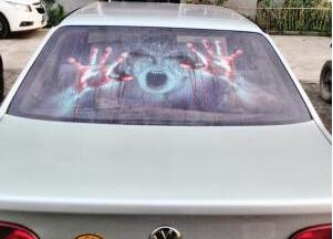 轿车后窗贴鬼脸治远光灯 交警称涉嫌违规