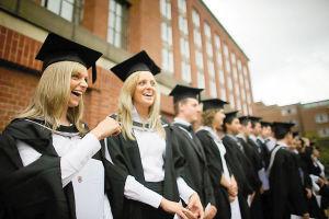 文凭受质疑:英多数大学生从事低技能工作
