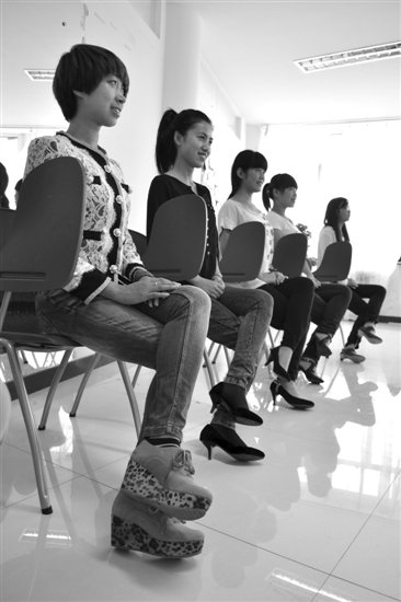 记者来到哈尔滨市学院路华德创业园点未来工作室,8名学生正在换高跟