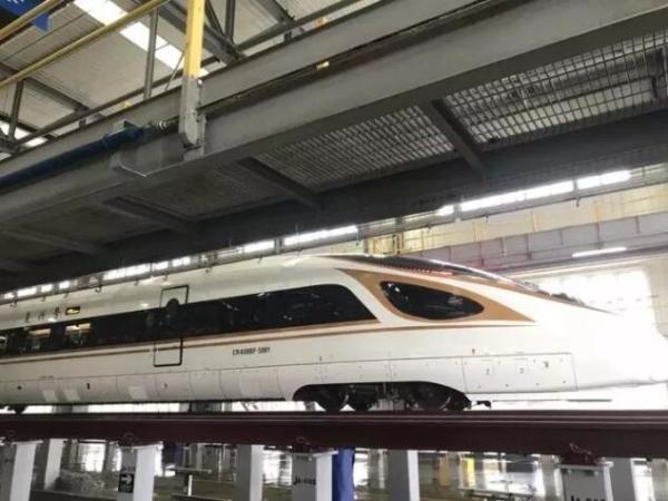 "复兴号"是按照时速350公里运营研发制造的中国标准动车组,试验时速
