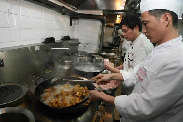 参赛食堂师傅认真备菜/采访对象供图