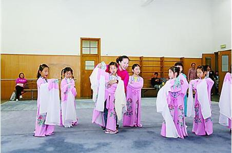 上海戏曲学校首次开放校园 青少年近距离接触