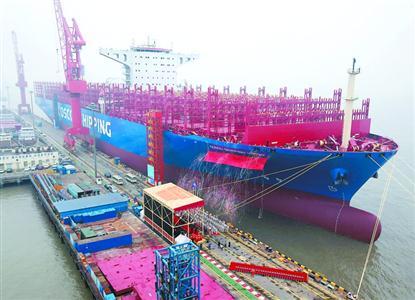 上海造巨无霸集装箱船昨交付 接近4个标准足