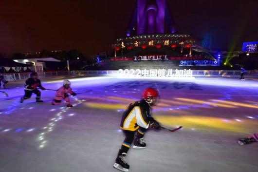 东方明珠脚下惊现上海首个户外真冰冰场