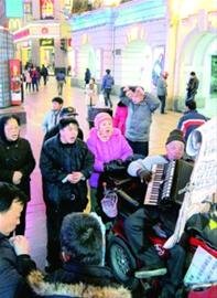 南京路步行街老年人合唱找乐 唱歌还结识朋友